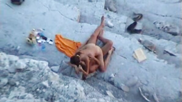 Angel meztelenül feküdt az ágyán, és szétterítette sex video magyarul a seggét