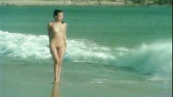 Cicás támadás: Annika Eve - medence retro sex filmek melletti mellütés