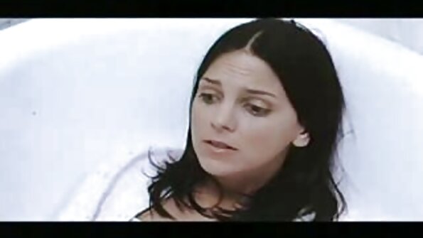 Gyönyörű barna Jenna játszik pornofilmekingyen az új hatalmas dildóval
